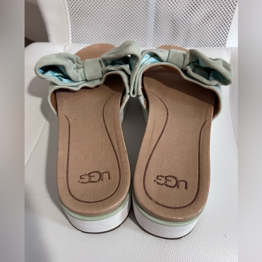 Woman’s UGG Bow Sandals Size 9 - Picture 4 of 6